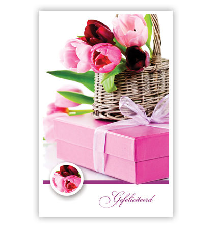 Roze cadeau en tulpen in mand Roze cadeau en tulpen in mand