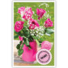 Roze bloemen in roze gieter Roze bloemen in roze gieter