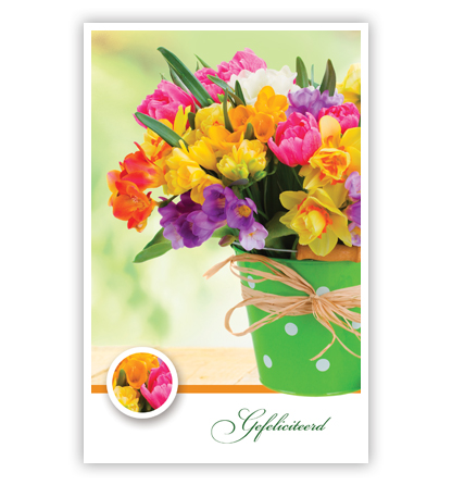 Groene emmer met gekleurde bloemen