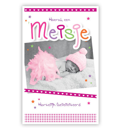 Slapende baby met roze mutsje en verenpakje Slapende baby met roze mutsje en verenpakje