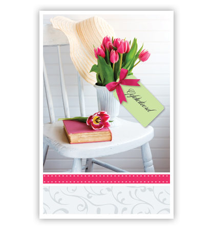 Boek en bloemen op stoel Boek en bloemen op stoel