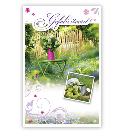 Stoel met bloemen in tuin Stoel met bloemen in tuin