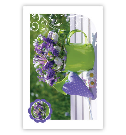 Paarse bloemen in groene gieter Paarse bloemen in groene gieter