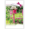 Roze tuinset en bloemen in gieter Roze tuinset en bloemen in gieter