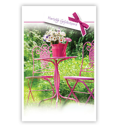 Roze tuinset en bloemen in gieter Roze tuinset en bloemen in gieter