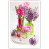 Roze en paarse bloemen in glazen vaasjes Roze en paarse bloemen in glazen vaasjes