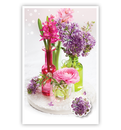 Roze en paarse bloemen in glazen vaasjes Roze en paarse bloemen in glazen vaasjes