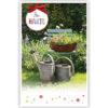 Mand met bloemen op stoel en gieters Mand met bloemen op stoel en gieters