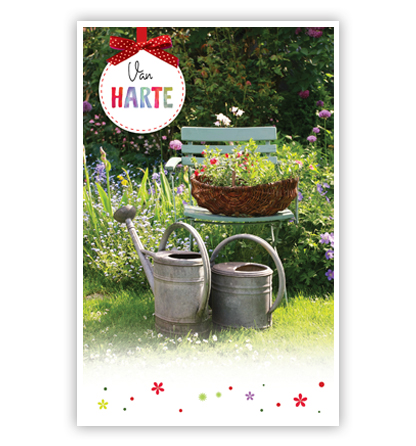 Mand met bloemen op stoel en gieters Mand met bloemen op stoel en gieters